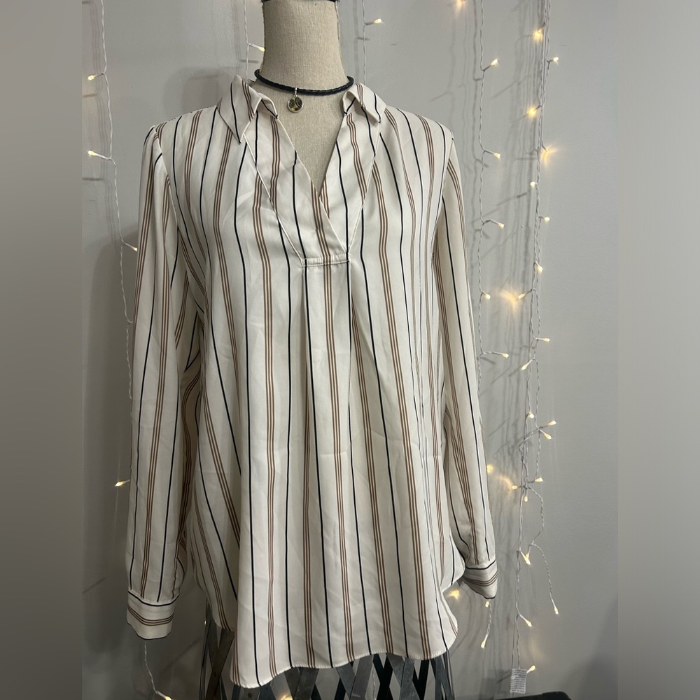 Gorgeous White House black market blouse